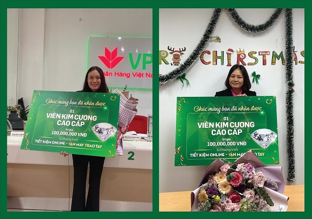 Khách hàng Thu Trang (bên trái) và Bích Hằng (bên phải) trong ngày nhận thưởng tại VPBank