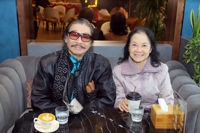 Các khách hàng tỏ ra vô cùng thích thú và hài lòng khi thưởng thức cafe của S- Plus Coffee.