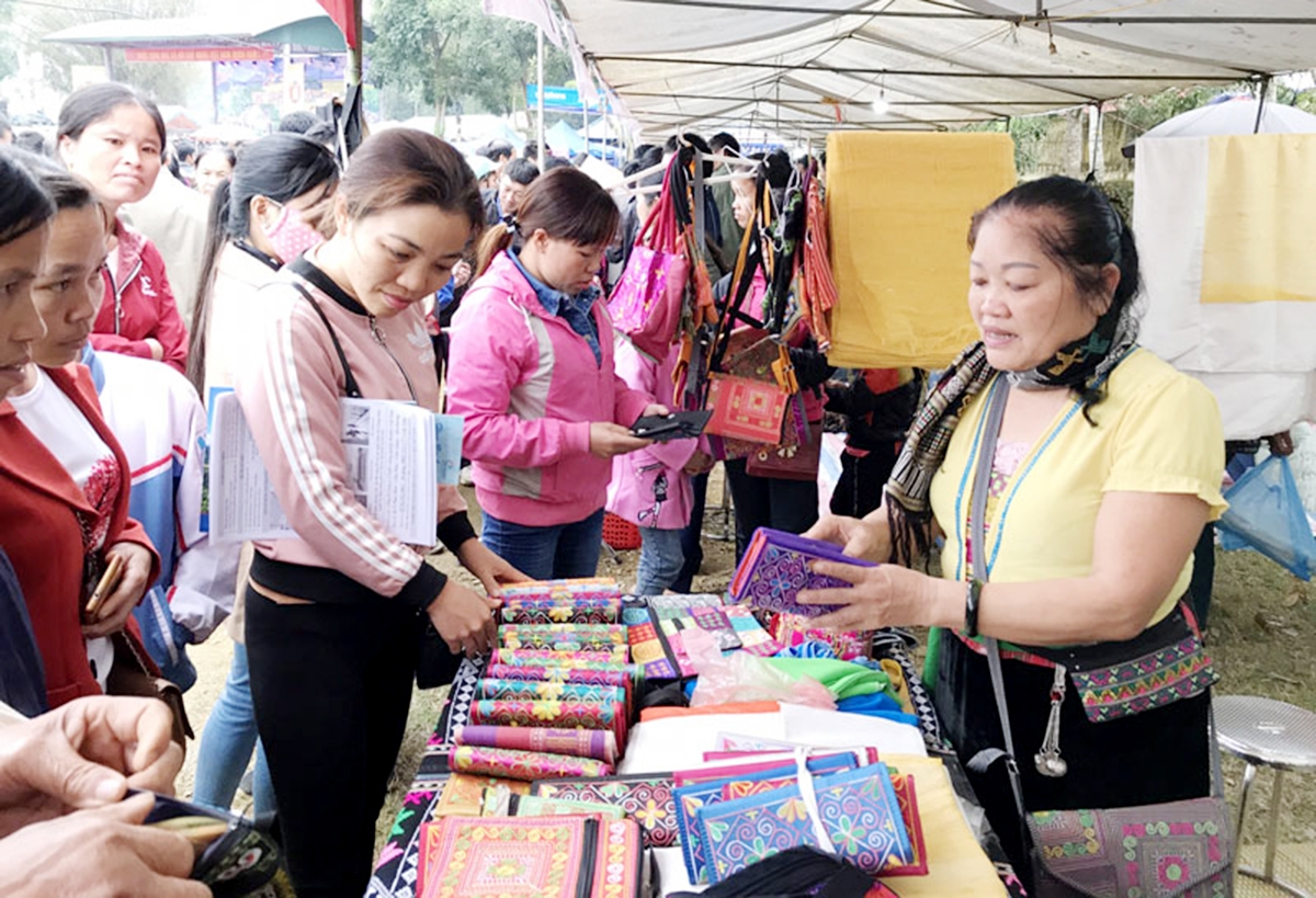 Sản phẩm của HTX có mẫu mã đa dạng, hấp dẫn khách hàng.