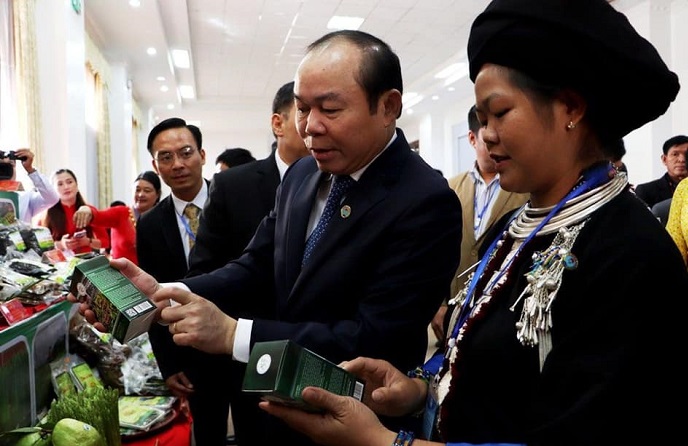 Chủ tịch Liên minh HTX Việt Nam Nguyễn Ngọc Bảo thăm gian hàng của HTX Mý Dao.