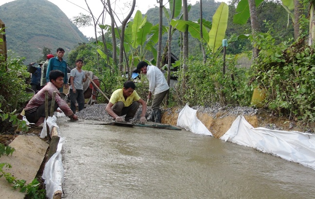 Người dân Sìn Hồ tham gia làm đường giao thông nông thôn.