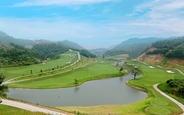 Mỗi hố golf là một thiết kế đặc biệt, mang lại những trải nghiệm golf khác nhau. Từ đây, các golfer còn có thể vừa thực hiện các đường golf vừa ngắm trọn dòng sông Đà uốn lượn chảy trong lòng TP Hòa Bình. 9 hố đầu nằm trong lòng thung lũng của dãy núi Đá Chẹ và những suối hồ đem đến cho người chơi cảm giác thư thái nhẹ nhàng. 9 hố sau dốc và cao hơn, uốn lượn theo đường lên đỉnh núi khiến những cú swing trở nên mạnh hơn và đầy mạo hiểm.