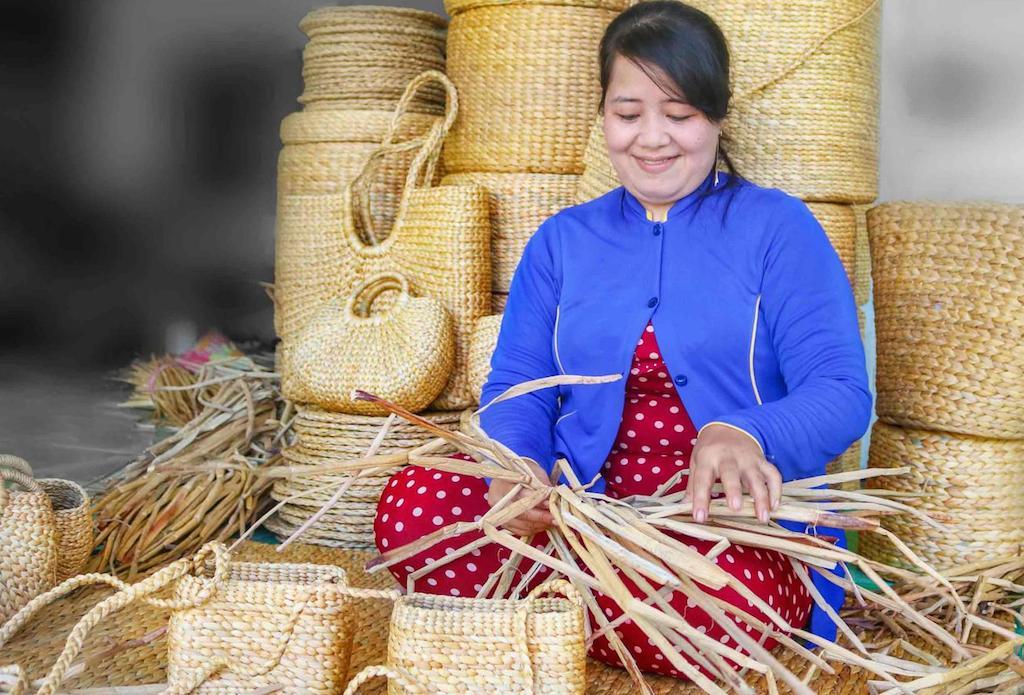 Nghề đan lục bình giúp nhiều lao động nữ ở huyện Hồng Dân có thu nhập ổn định.