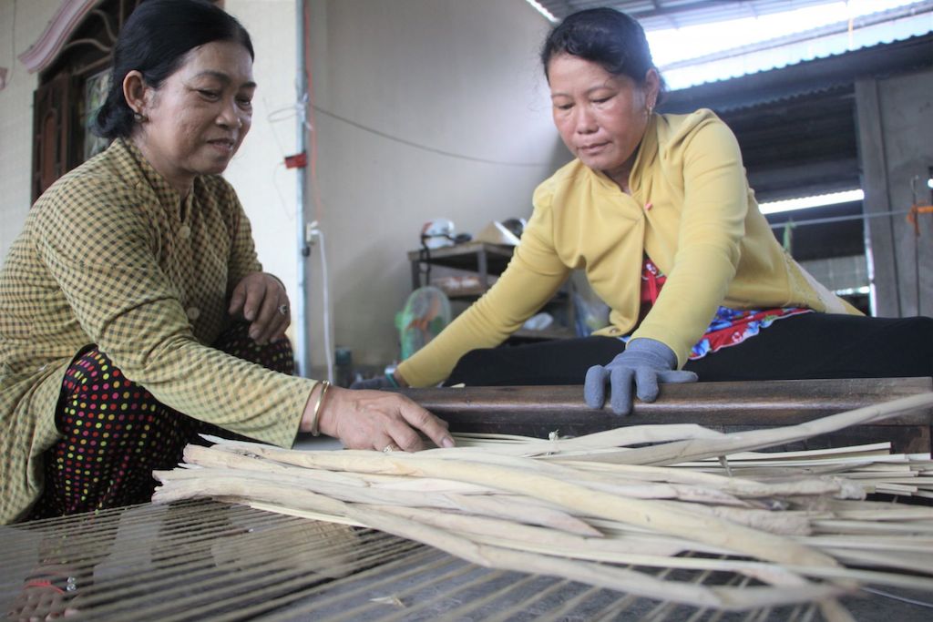 Dạy nghề nông thôn ở huyện Hồng Dân có hình thức đa dạng, nhất là loại hình dạy nghề “cầm tay chỉ việc vừa học, vừa làm”.