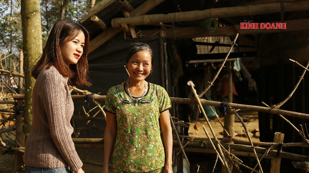 Bà Nguyễn Thị Quê phấn khởi khoe năm nay gia đình sẽ ăn Tết to.