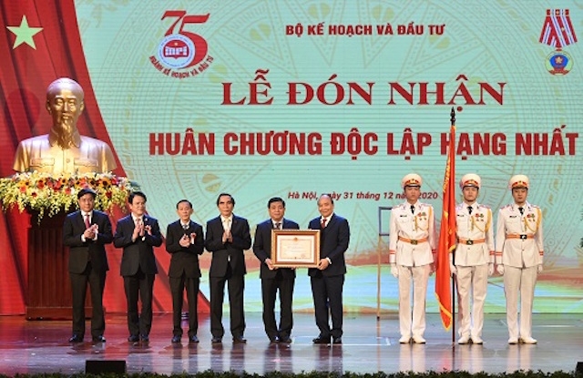 Thủ tướng trao thưởng cho các cá nhân có thành tích xuất sắc của Bộ Kế hoạch và Đầu tư.