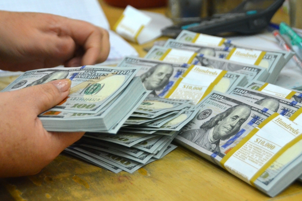 Đồng USD tiếp tục giảm sâu xuống 89,555, mức thấp nhất trong hơn hai năm.