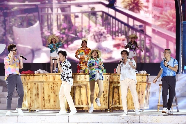 Màn trình diễn sôi động khiến khán giả không ngừng lắc lư, phấn khích.