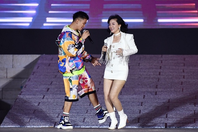 Khán giả vô cùng mãn nhãn trong sự kết hợp đầy ngẫu hứng giữa Đinh Hương và Trọng Hiếu với Uptown Funk.