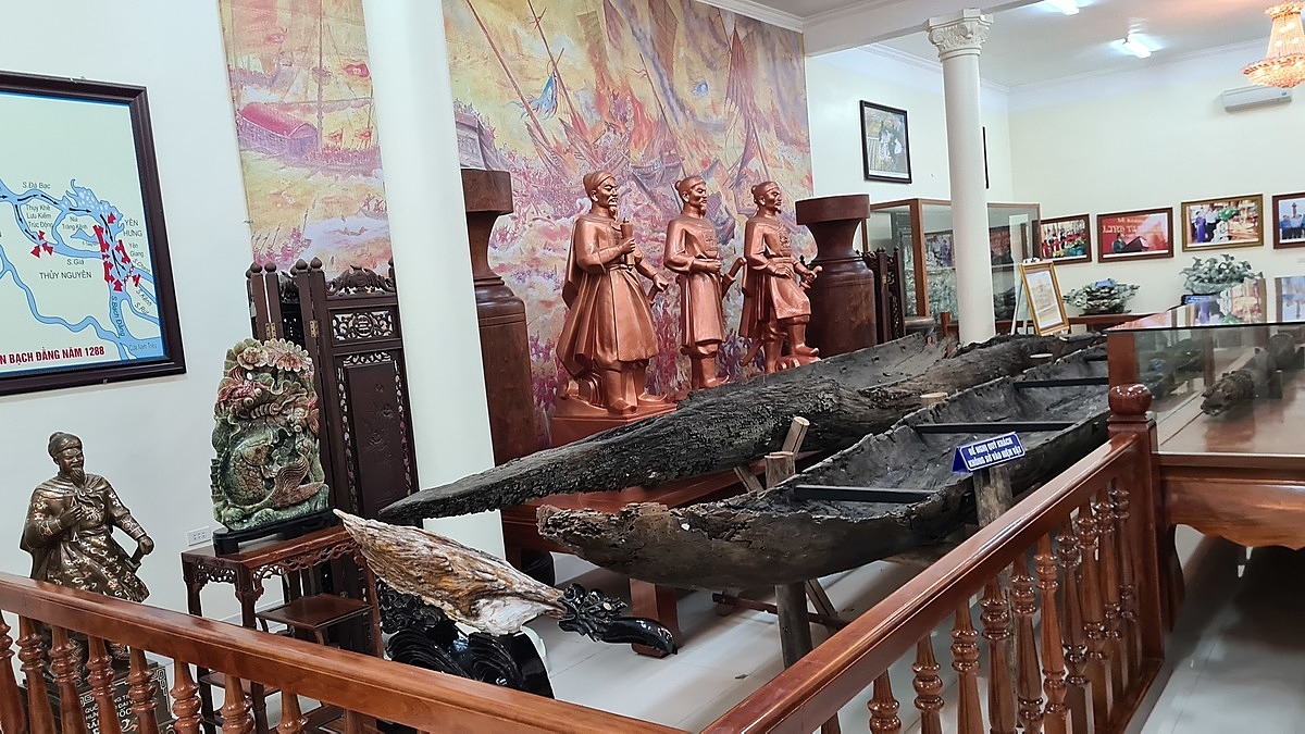 Trong gian nhà triển lãm trưng bày các hiện vật ( cọc gỗ) chống lại quân xâm lược phương Bắc của 3 triều đại nước ta.