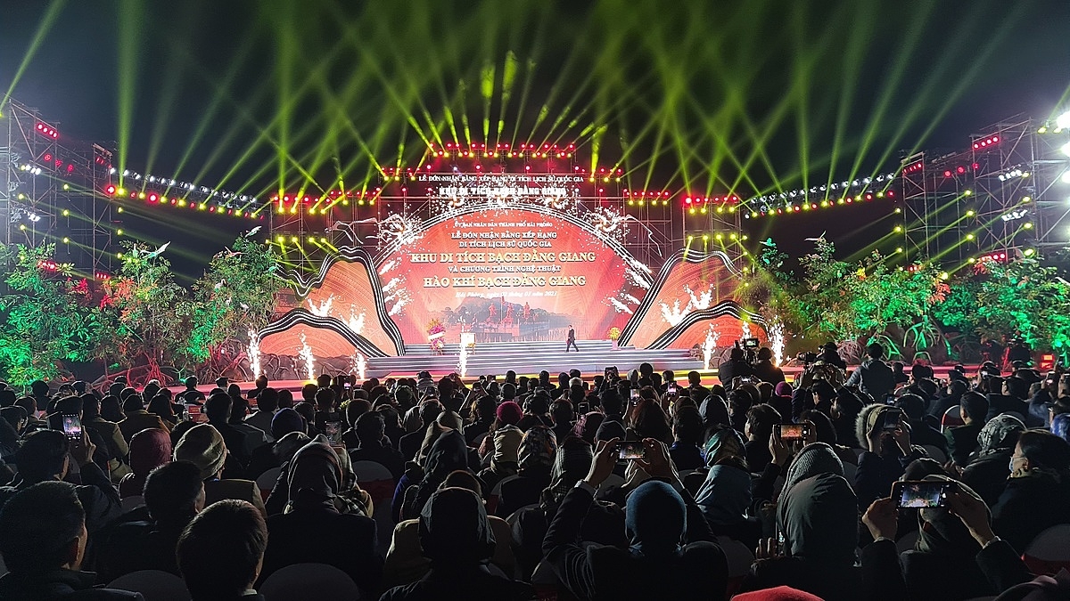 Hàng vạn cán bộ, quân, dân thành phố Hải Phòng chứng kiến buổi lễ nhận Bằng xếp hạng di tích lịch sử quốc gia.