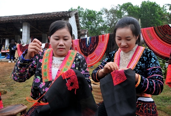 Thêu họa tiết được làm hoàn toàn thủ công nên mất rất nhiều thời gian.