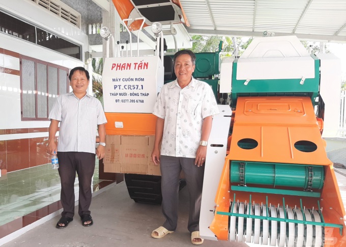 HTX Tín Phát đâu tư máy cuốn rơm phục vụ nhân dân và thành viên.