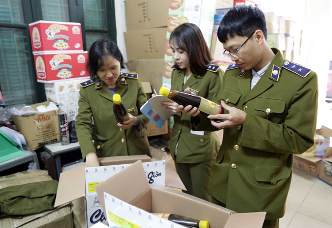 Lực lượng quản lý thị trường kiểm tra hàng hoá trong dịp sát Tết Nguyên đán (Ảnh: Int)