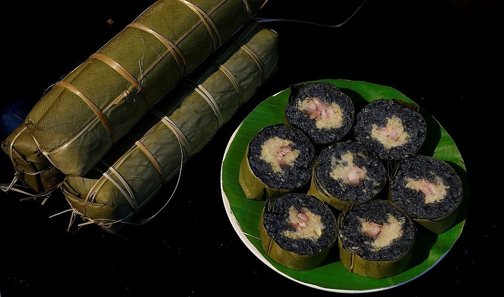 Người Tày thường tặng bánh chưng đen theo cặp.