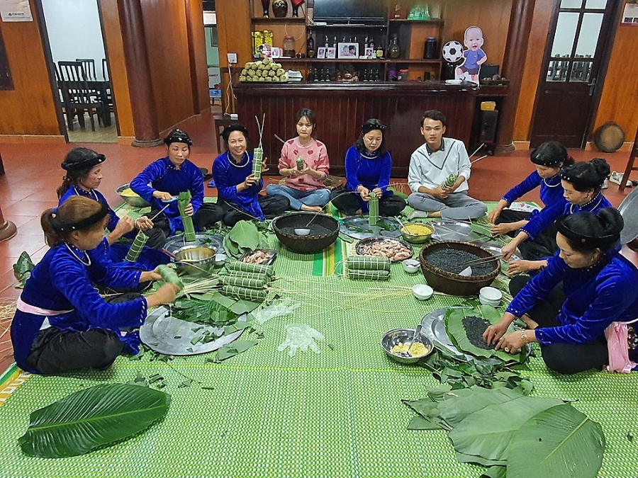 Sự khéo léo của người phụ nữ Tày thể hiện qua cách gói bánh.