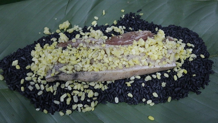 Gạo nếp trộn với than cây muối có màu đen bóng.