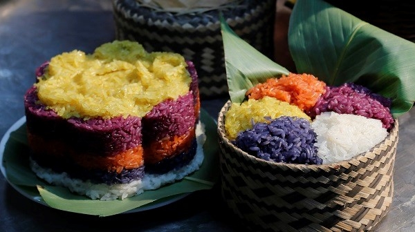Xôi ngũ sắc là món ăn không thể thiếu trong dịp lễ, Tết của người Thái.