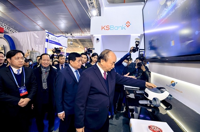 Thủ tướng Nguyễn Xuân Phúc, Bộ trưởng Nguyễn Chí Dũng cùng các lãnh đạo cấp cao ghé thăm khu vực trưng bày của Sunshine Group.