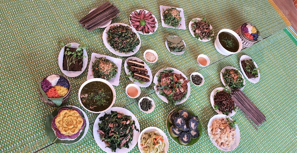 Mâm cơm ngày Tết của người Thái đa dạng các món ăn đặc sản.