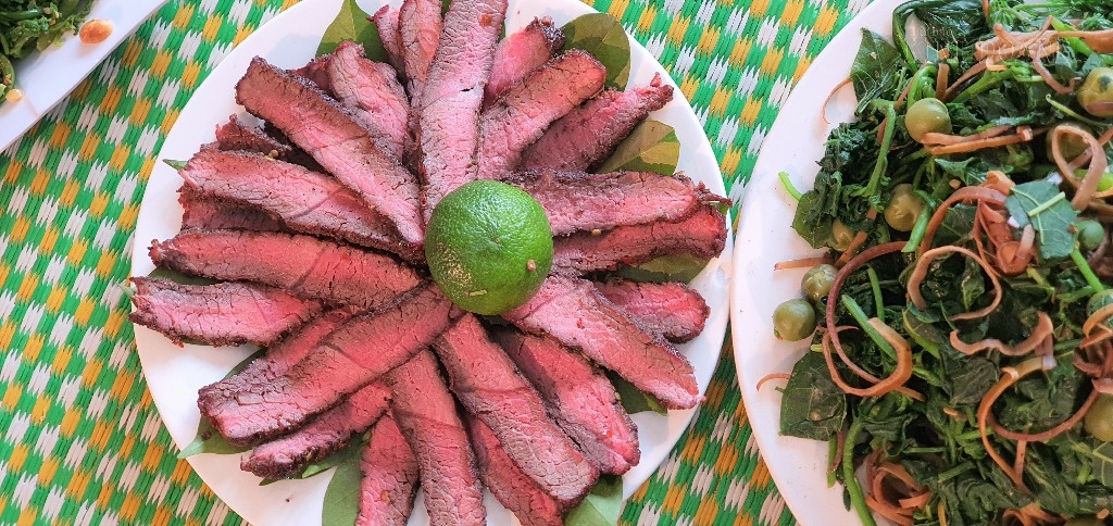 Thịt trâu hun khói ăn cùng chẩm chéo.