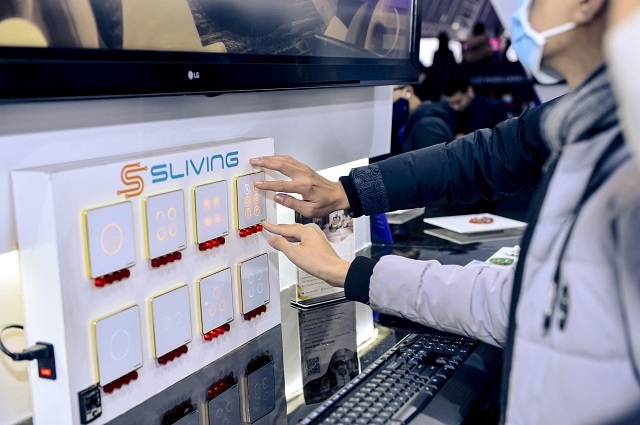 Các sản phẩm Sliving IoT của Sunshine Group thu hút sự chú ý của đông đảo khách tham dự Triển lãm.