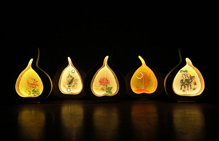 Bộ tranh làm từ xương lá bồ đề.