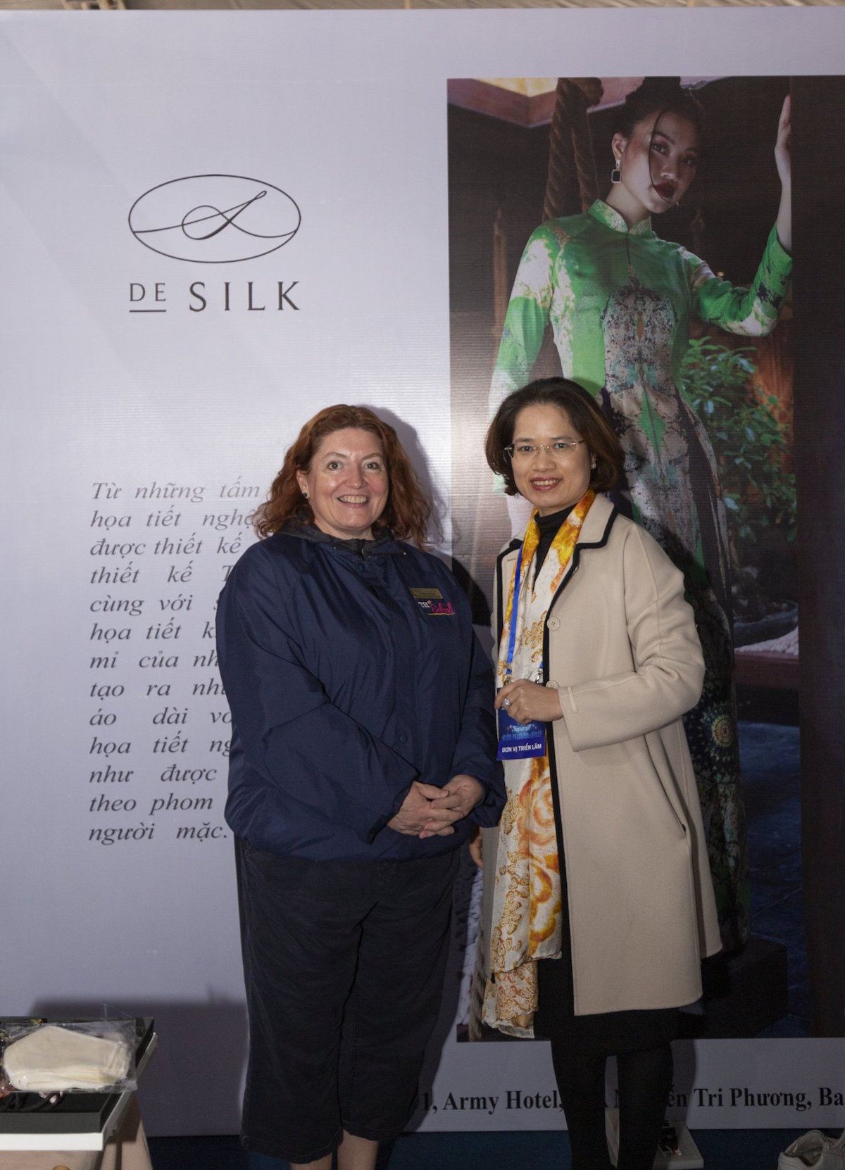 Chị Văn Hằng (bên phải) giới thiệu với bạn bè quốc tế về lụa Việt Nam.