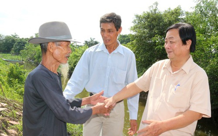 Ông Lê Minh Hoan gặp gỡ, trò chuyện thân tình với người nông dân.
