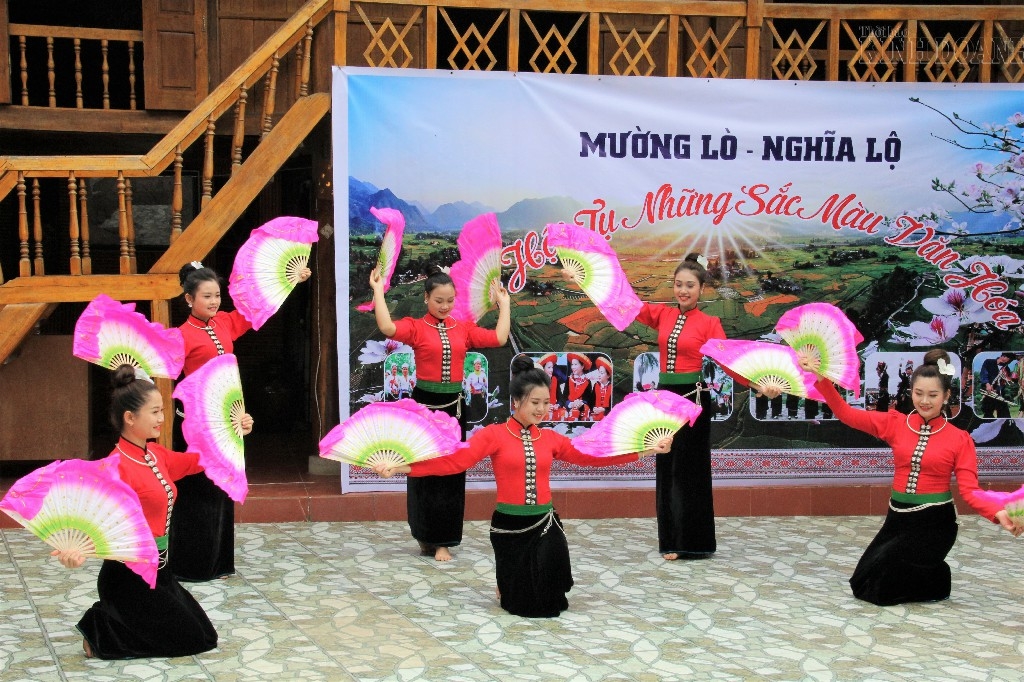 Đến Mường Lò, thưởng thức ẩm thực cùng những điệu múa xòe của dân tộc Thái.