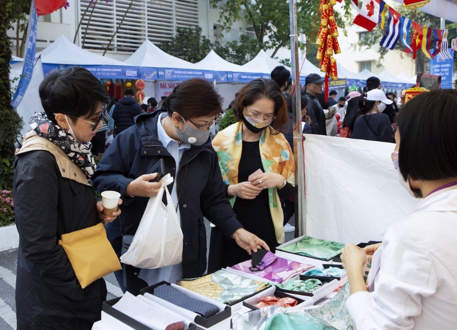 Giới thiệu lụa Việt Nam đến du khách quốc tế.