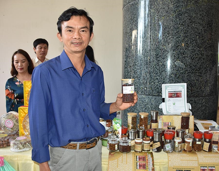 Ông Trần Quang Sơn bên sản phẩm tiêu hữu cơ.