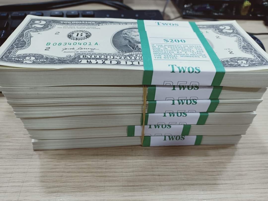 Các loại tiền 1 và 2 USD được nhiều người săn đổi để lì xì trong dịp Tết Nguyên đán.