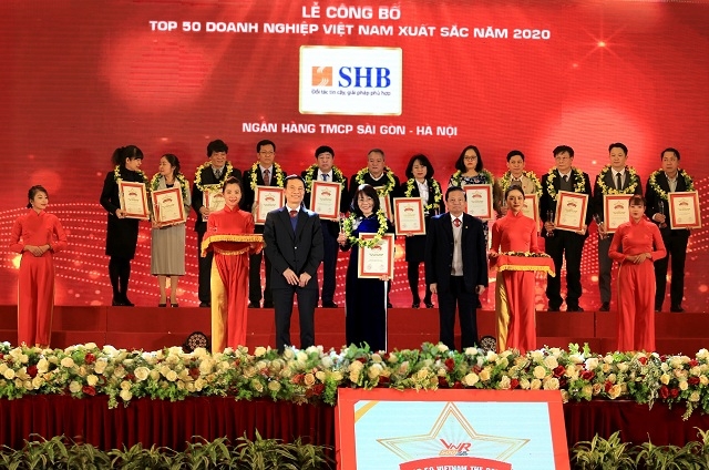 Đại diện SHB, Phó Tổng Giám đốc Hoàng Thị Mai Thảo vinh dự nhận giải thưởng Top 50 doanh nghiệp xuất sắc nhất Việt Nam