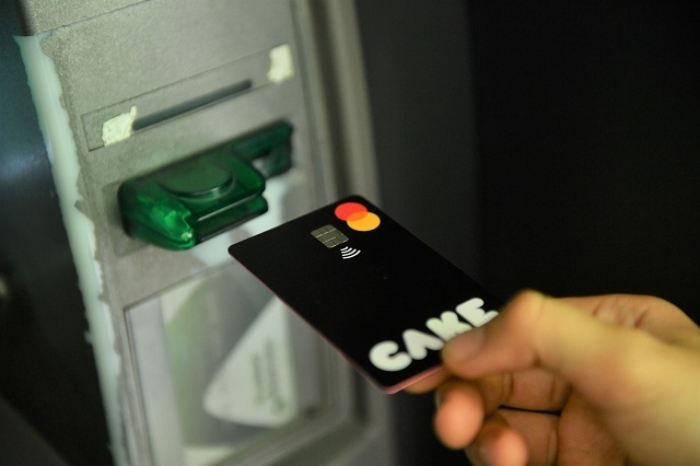 Thẻ Cake có thể rút tiền và giao dịch mọi nơi.