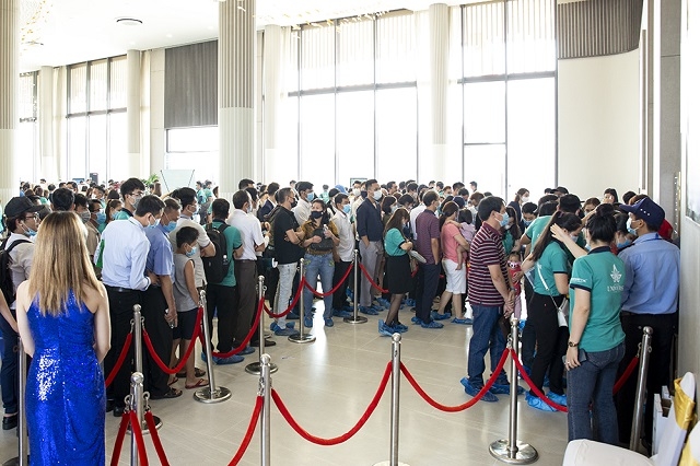 Khách hàng xếp hàng ở khu căn hộ mẫu Bien Hoa Universe Complex.