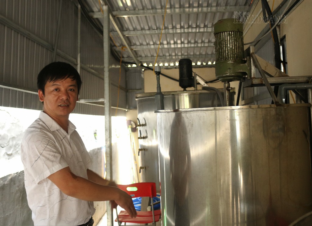 Ông Mai Văn Khang, Giám đốc HTX Xuân Tiến giới thiệu về hệ thống máy móc.