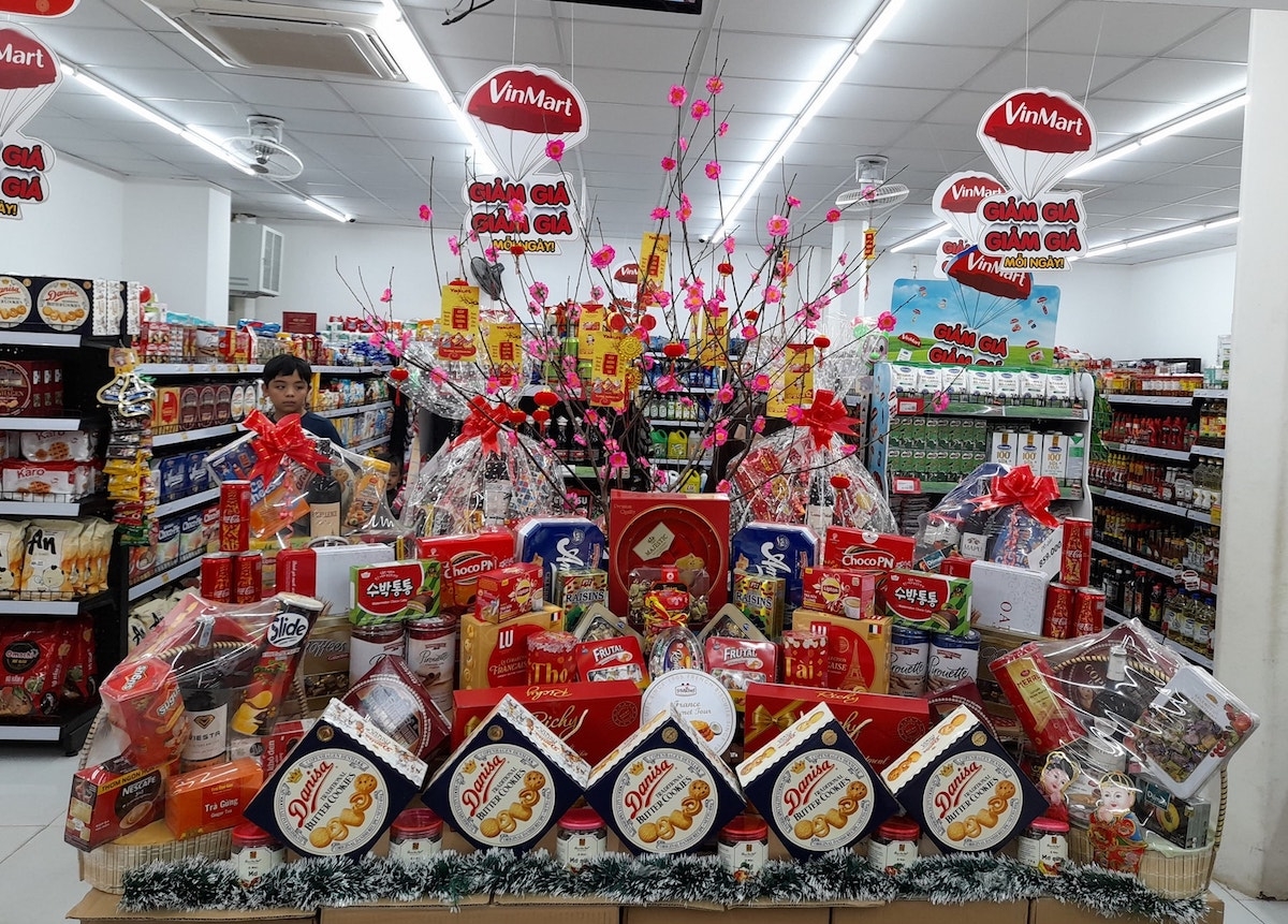 Giỏ quà Tết 2021 được bày bán tại siêu thị VinMart.