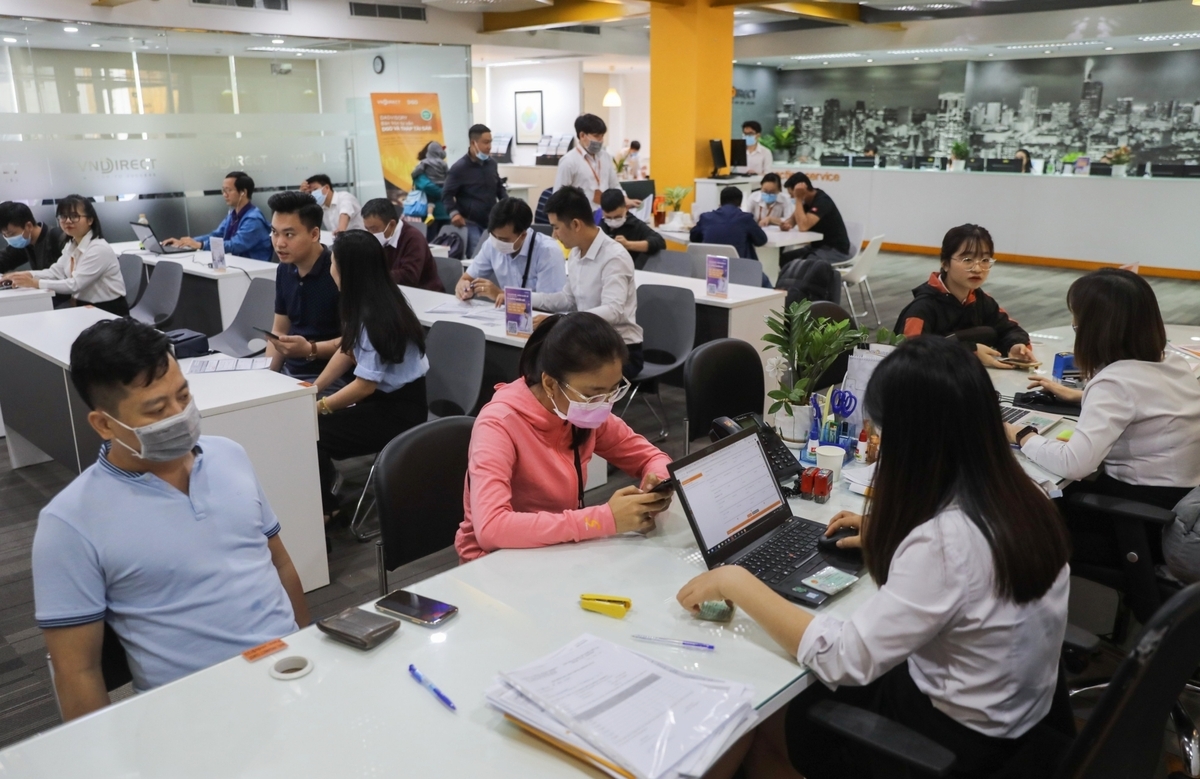 Các nhà đầu tư F0 ồ ạt đi mở tài khoản chứng khoán trong những ngày đầu năm 2021.