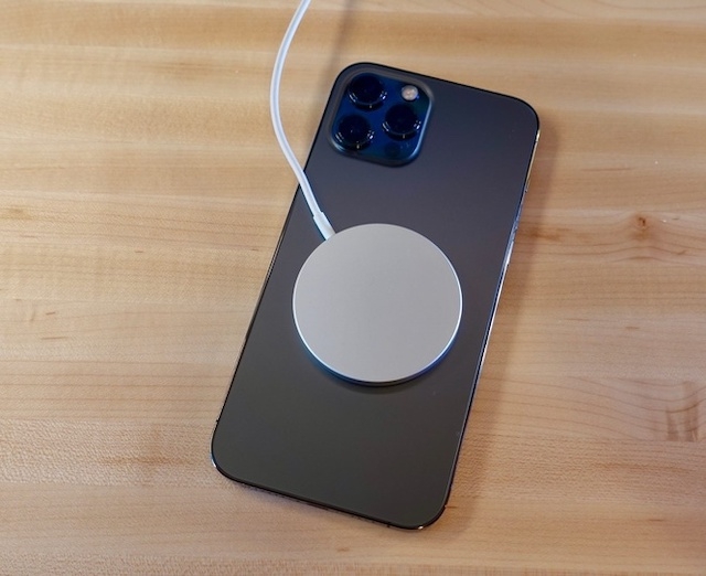 Cảnh báo rủi ro sức khỏe khi dùng iPhone 12 với người mang máy tạo nhịp tim (Ảnh Int)