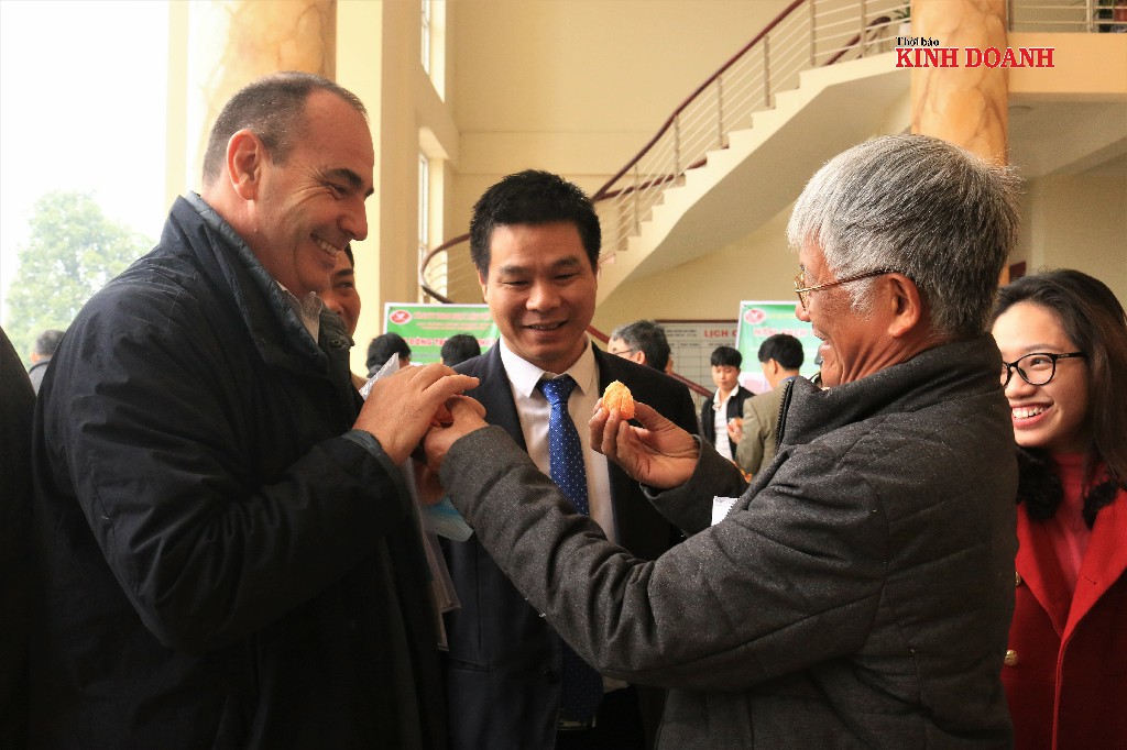 Đại diện Central Retail hào hứng khi thưởng thức các sản phẩm của HTX.