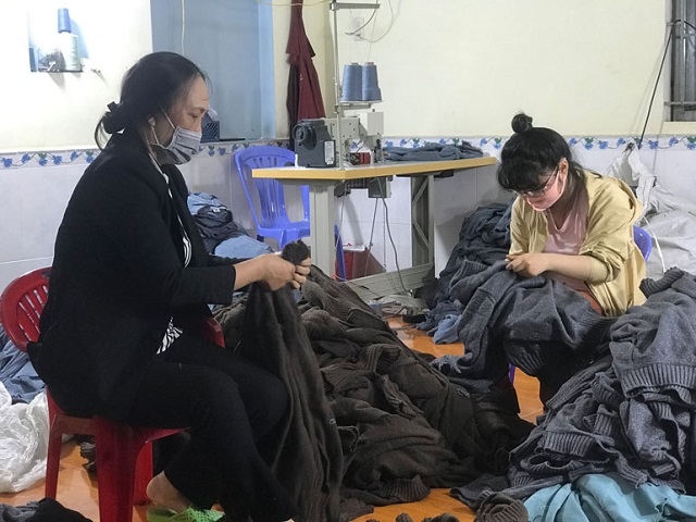 Thành viên HTX kiểm tra chất lượng sản phẩm.