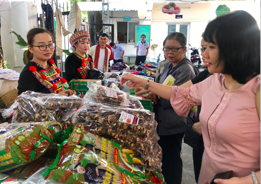 Người tiêu dùng quan tâm đến thực phẩm đặc sản các vùng miền.