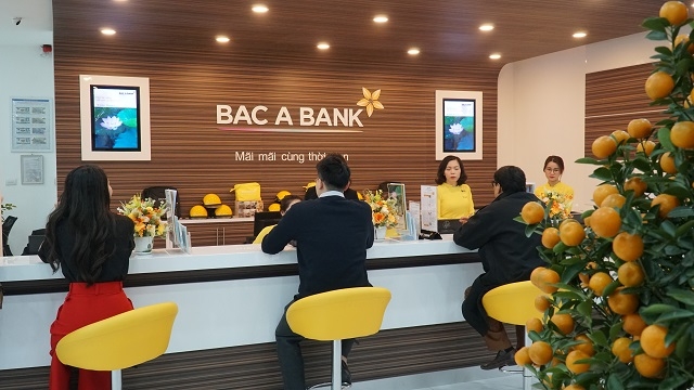 Khách hàng giao dịch trong ngày khai trương BAC A BANK Chi nhánh Nam Định