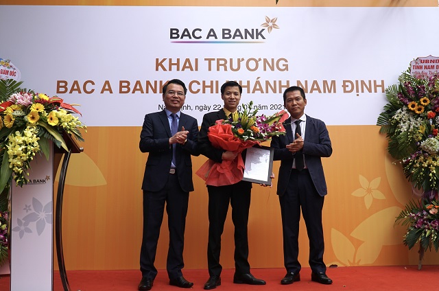 Ông Bùi Xuân Hùng - Giám đốc BAC A BANK Chi nhánh Nam Định đón nhận quyết định thành lập từ Ban Lãnh đạo BAC A BANK