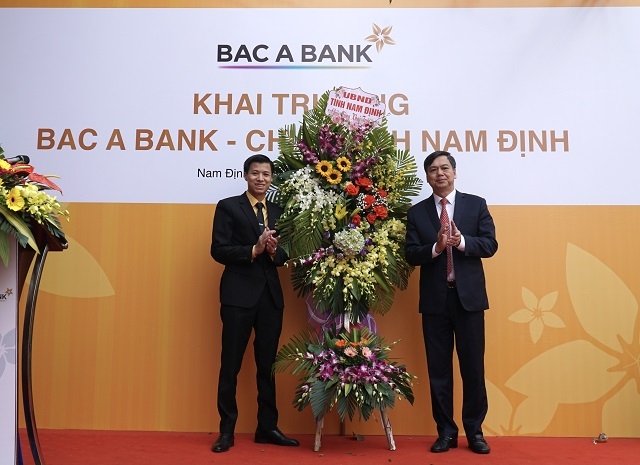 Ông Trần Lê Đoài – Phó Chủ tịch UBND tỉnh Nam Định chúc mừng BAC A BANK CN Nam Định