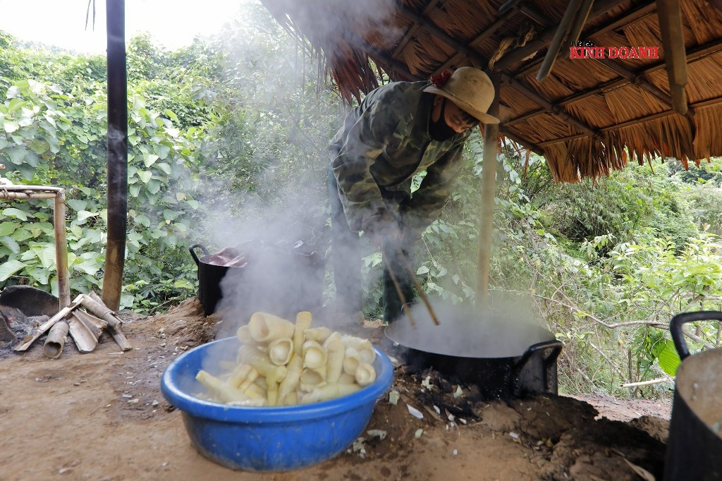 Măng được luộc, phơi nắng hoặc sấy, không sử dụng phụ gia bảo quản.