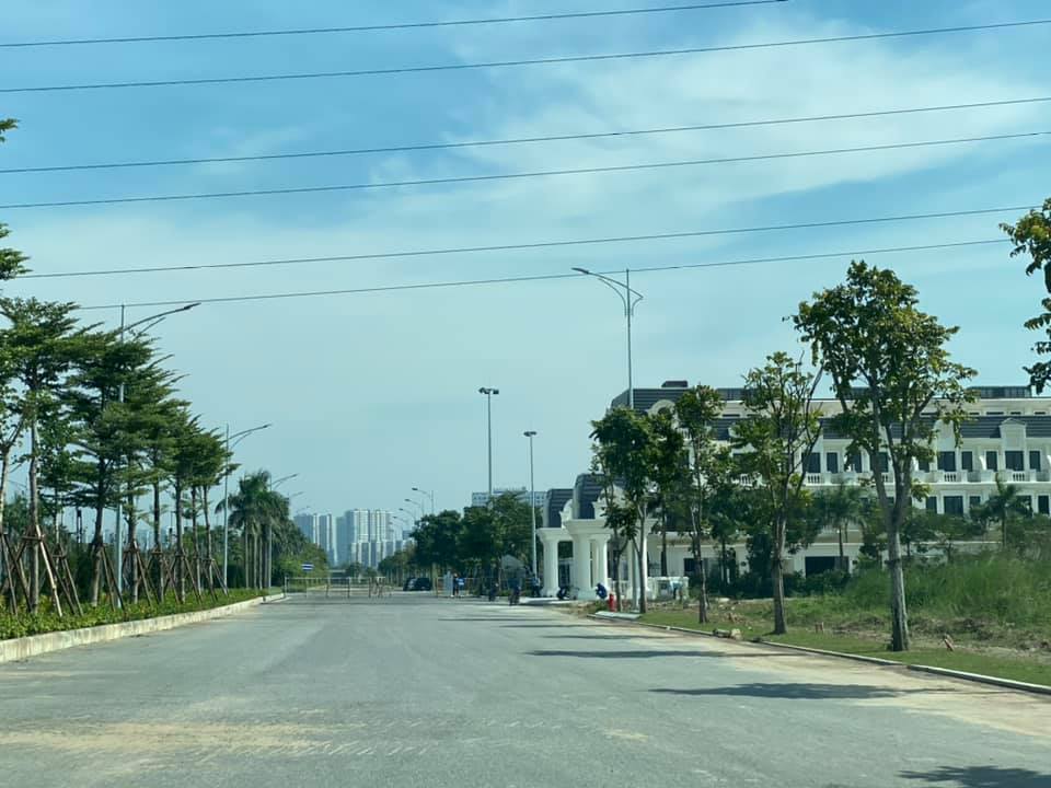 Dự án An Lạc Green Symphony sau một thời gian ngủ đông đang trỗi dậy, dự kiến bán với giá cao ngất ngưởng. Thực tế trong khu đô thị ngoài các khu nhà thấp tầng thì tiện ích xã hội chưa được hoàn thiện.