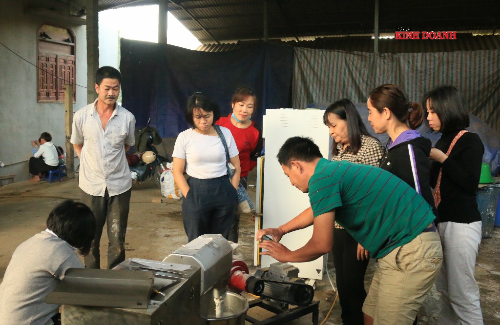 Các thành viên hăng say học hỏi với sự hướng dẫn của chuyên gia.