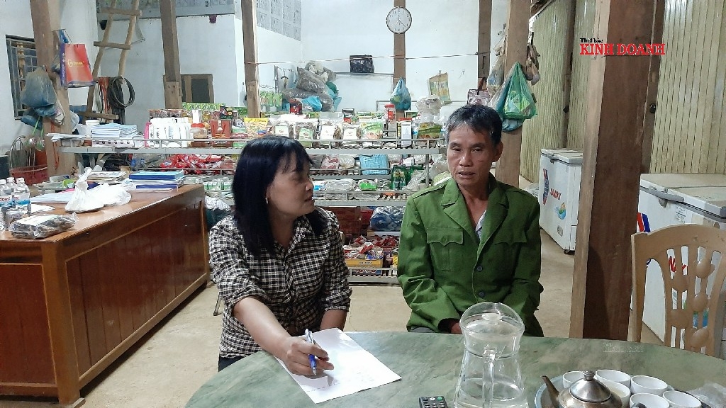 Giám đốc HTX Cao Thị Tâm trao đổi với thành viên về khóa tập huấn trên huyện.